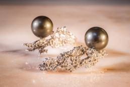 Orecchini in parure in oro bianco 18 kt con particolare lavorazione ispirata alla granulazione etrusca con diamanti e perle grigie tahitiane.