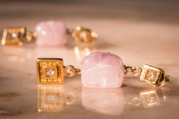Orecchini in giallo 18 kt con kunzite rosa e diamanti.
